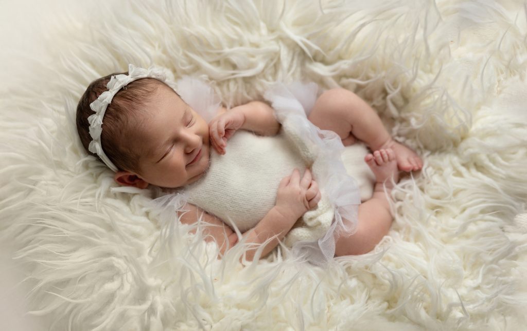 Understanding Color Psychology in Studio Portraits for Newborns and Expecting Mothers 4