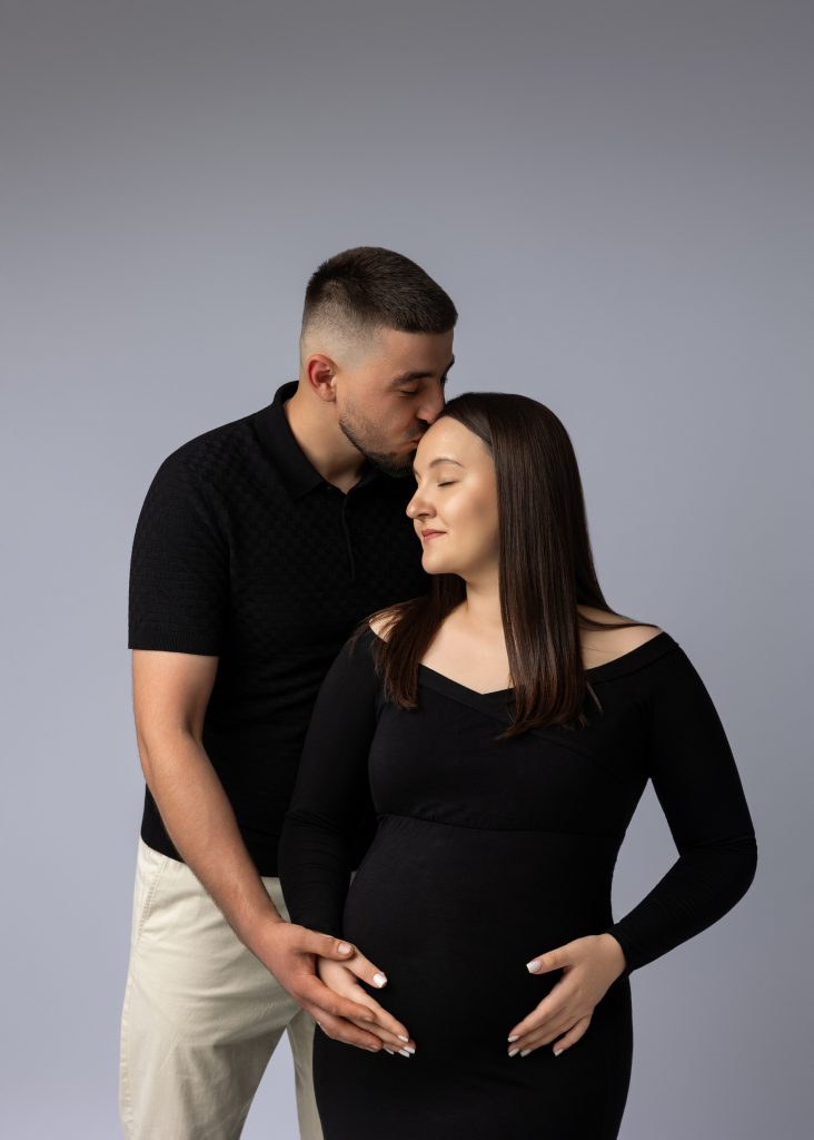 Maternity Photoshoot in Philadelphia: When to Book and What to Expect 2